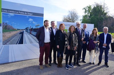 La consellera Capella, al centre, en la foto de grup dels representants institucionals i de FGC.