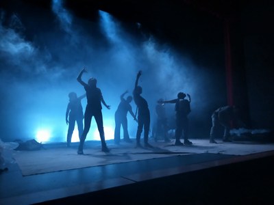 LA POLS és l'element conductor de l'obra de teatre per a nois i noies de 2n ESO.
