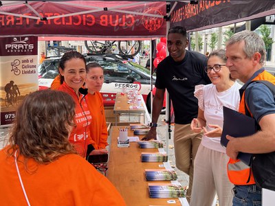 La tinenta d'alcalde, Cristina Morón, i el regidor Jackson Quiñónez amb membres de l'organització.