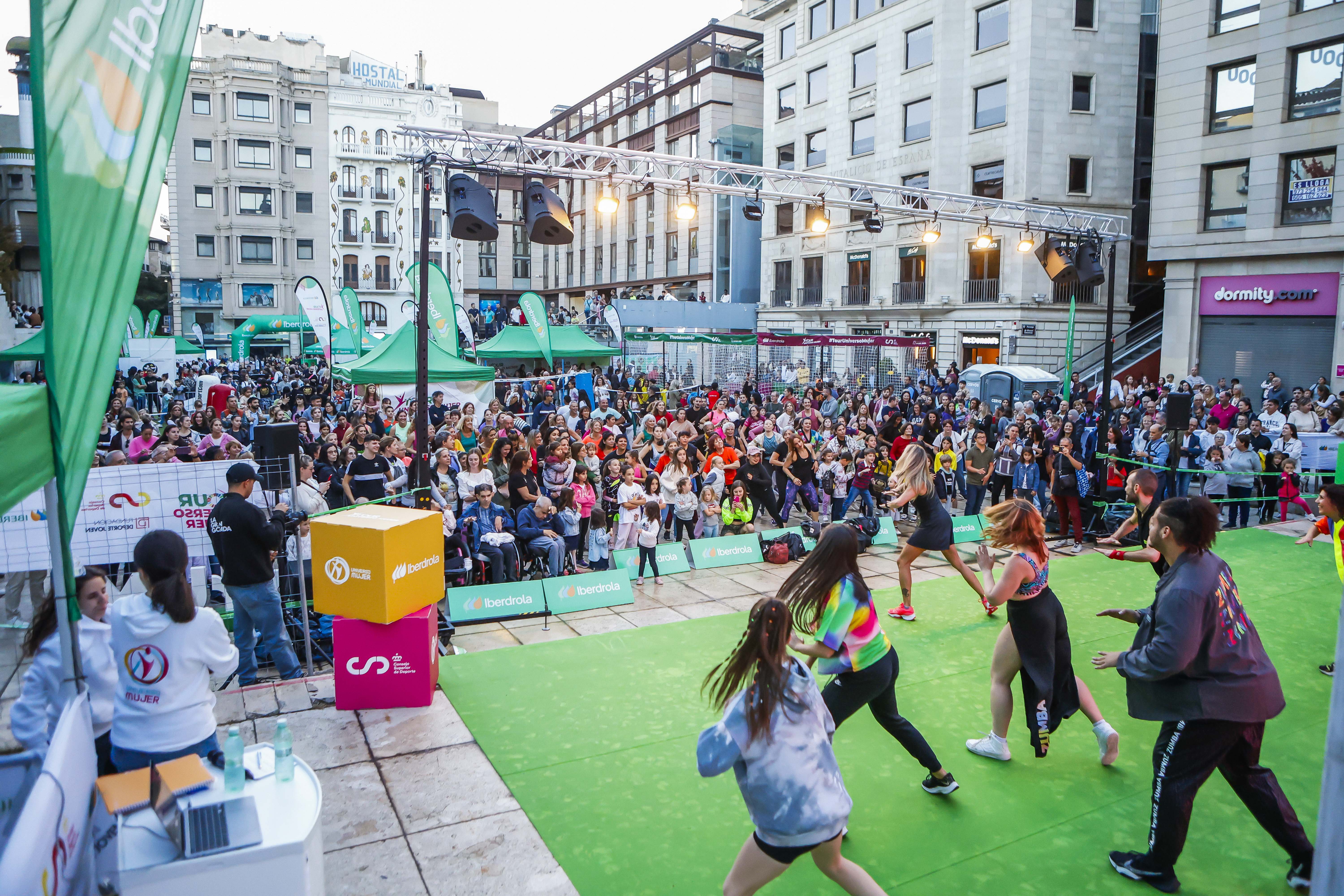 La classe de Zumba de Jéssica Expósito ha estat multitudinària