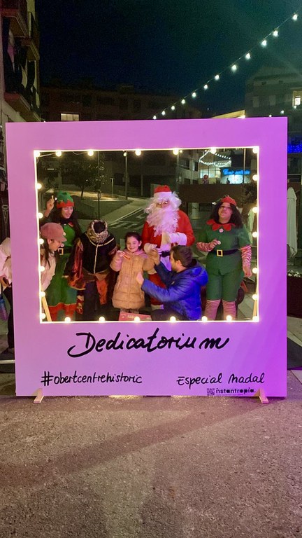 El Dedicatorium ha estat una activitat formativa i participativa que ha convidat els veïns i veïnes a compartir temps amb les persones estimades durant aquests dies festius, creant un espai de trobada i emoció