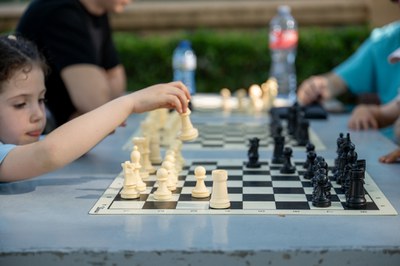 Una nena juga a escacs.