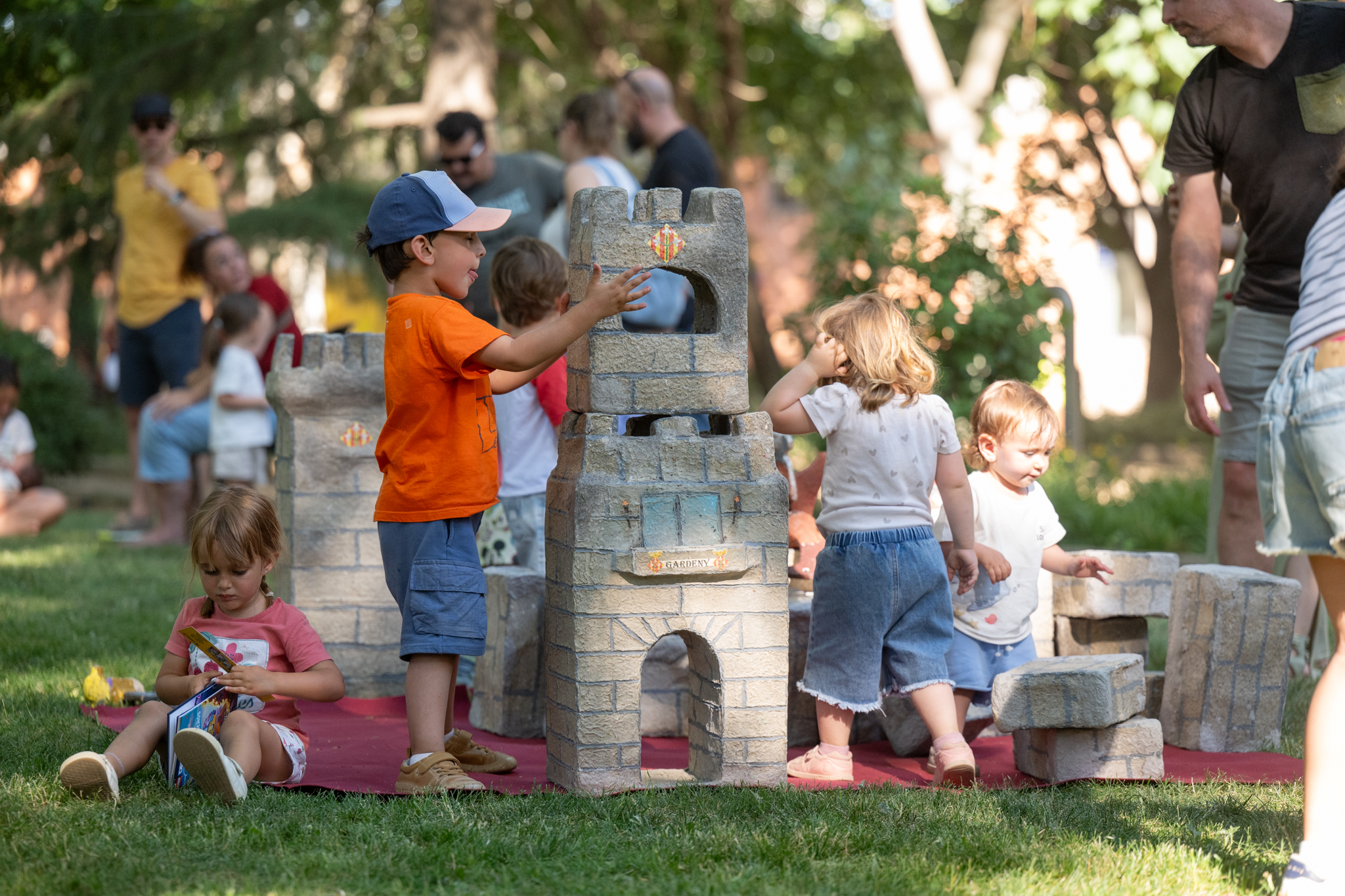 Infants jugant en un joc de construcció