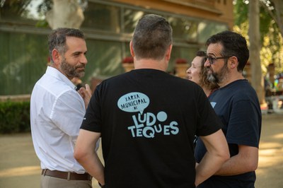 El regidor d'Educació, Xavi Blanco, amb professionals de les ludoteques municipals presents al Lleida Juga.