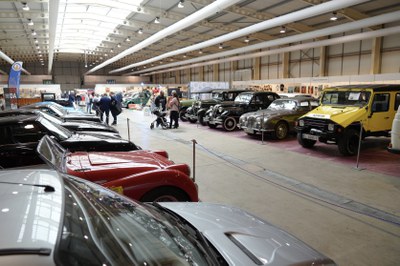 Cotxes de diferents èpoques i marques centren l'exposició de Lleida Antic..