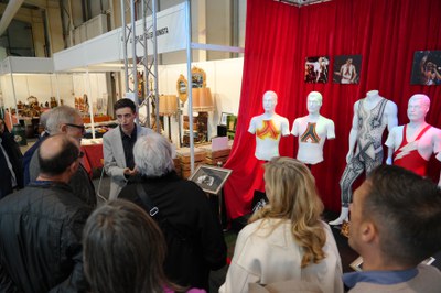 El col·leccionista lleidatà Adrià Codina exposa peces originals de vestuari del cantant Freddie Mercury..