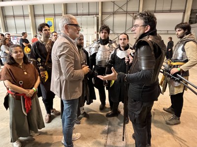 Larrosa parla amb alguns dels participants en l'activitat de softcombat.