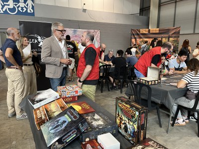 L'alcalde conversa amb un dels expositors, aquest matí a la fira.