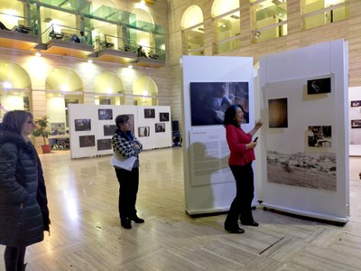 La visita guiada a l'exposició ha anat a càrrec de la fotògrafa Ester Pérez Berenguer.