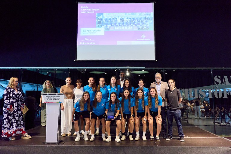 Foto d'un dels equips distingits a la gala d'aquest dijous. És l'AEM Femení B que ha pujat a 2a RFEF.