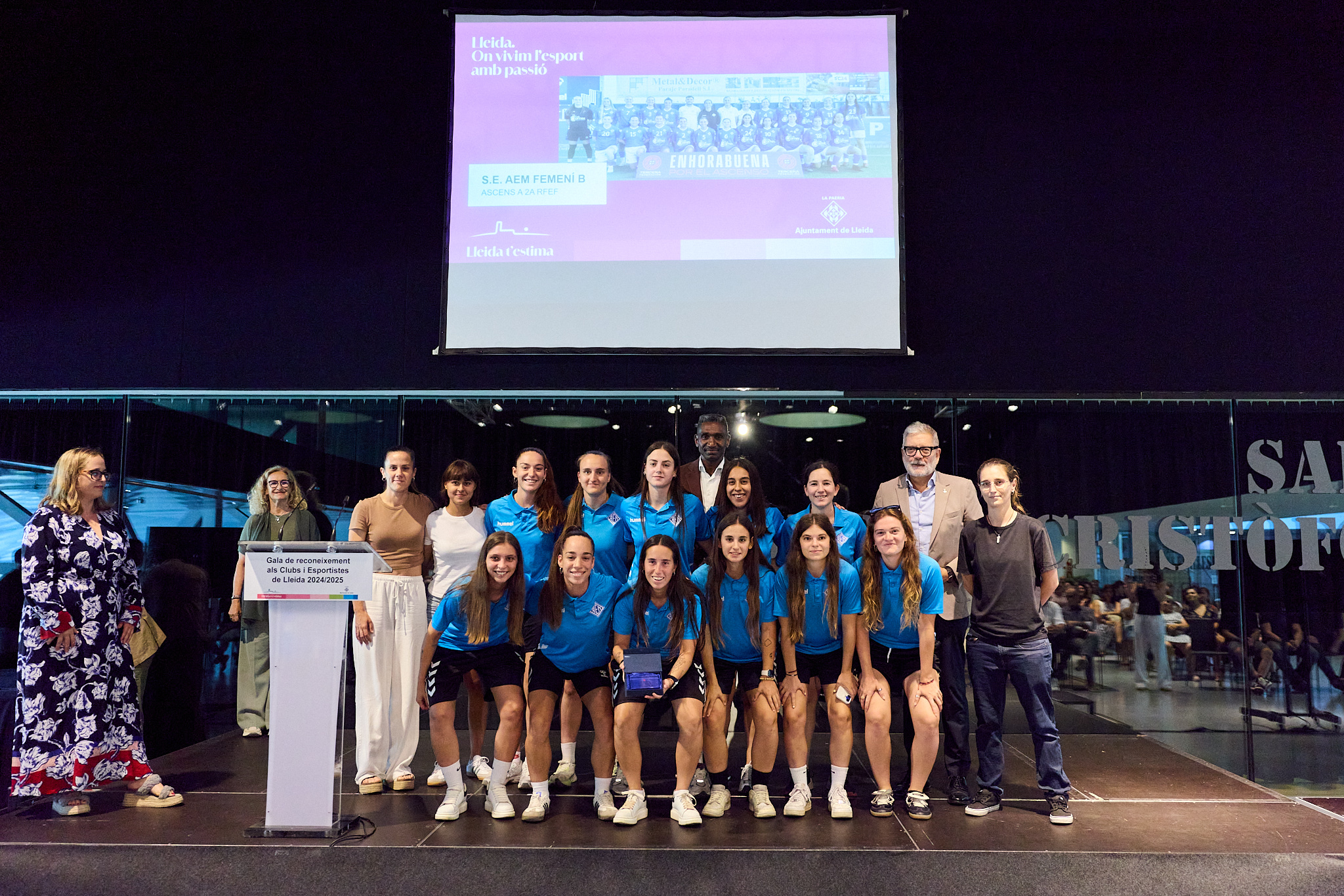 Foto d'un dels equips distingits a la gala d'aquest dijous. És l'AEM Femení B que ha pujat a 2a RFEF.