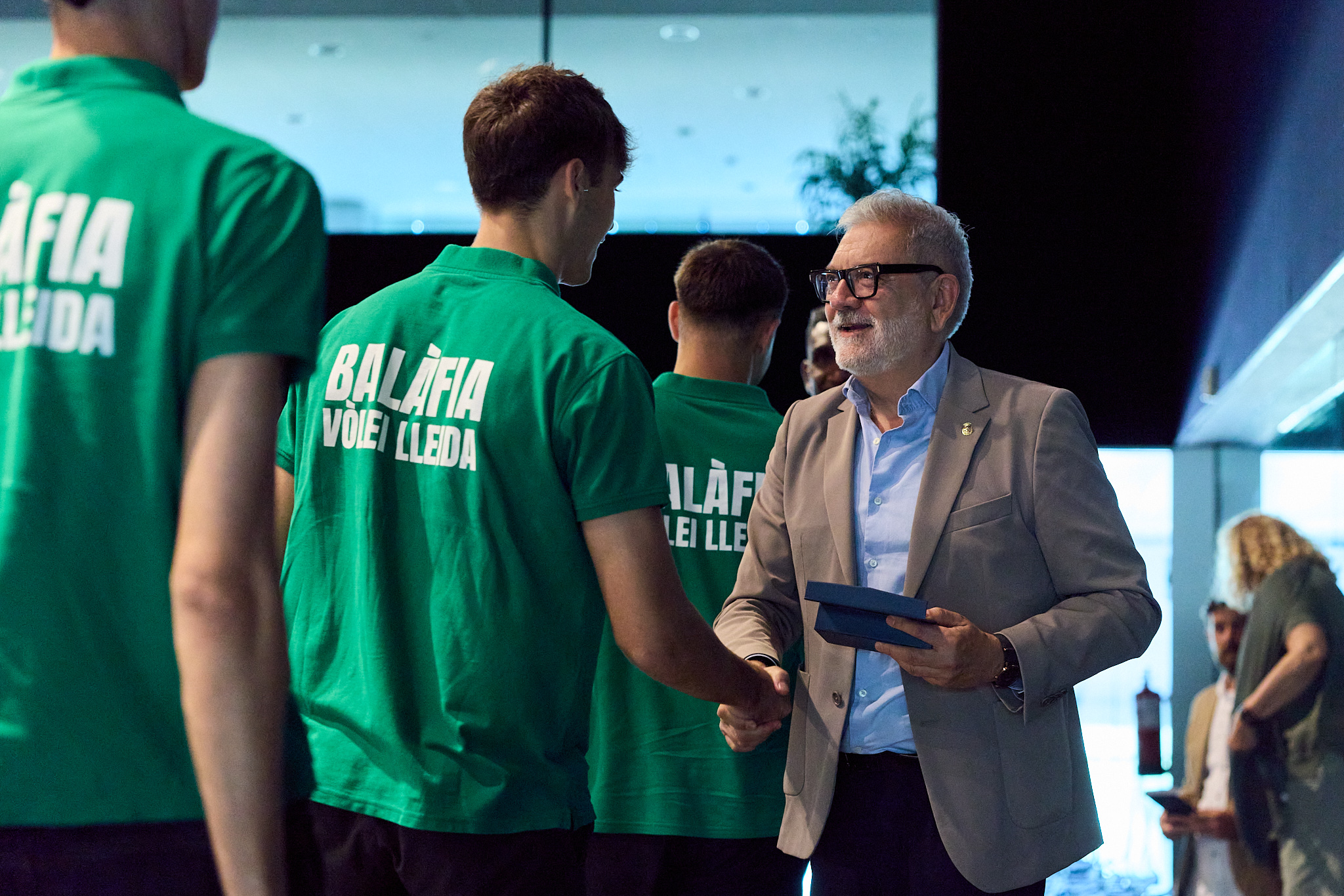 El paer en cap, Fèlix Larrosa, saludant els jugadors del Rodi Balàfia Vòlei Lleida per l'ascens a la Superlliga 2.