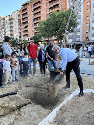 Èxit de participació a la plantada popular d’arbres a l’Avinguda Doctor Fleming amb prop d’un centenar de participants.