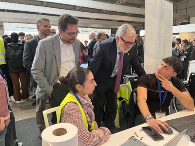 Centenars de persones interessades en formació, assessorament i ofertes de treball omplen de gom a gom els pavellons de Fira de Lleida en el primer d….