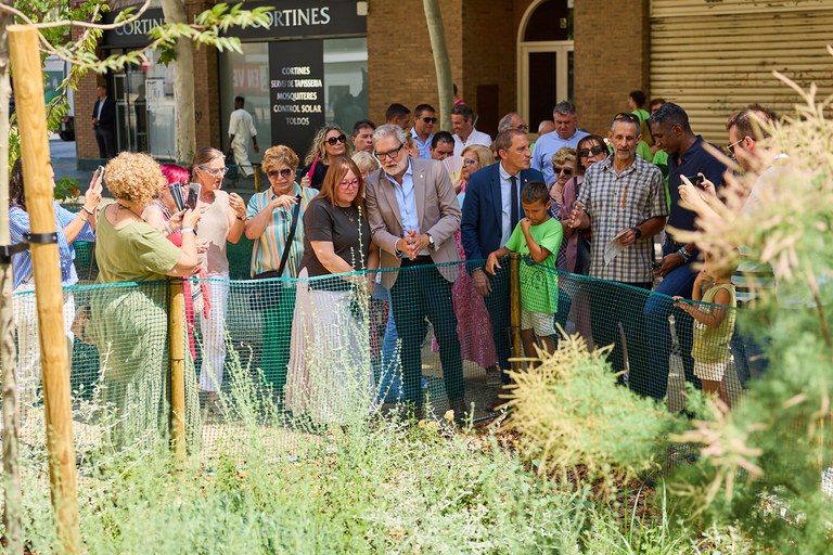 El carrer Riu Ebre obre al públic el nou espai renaturalitzat