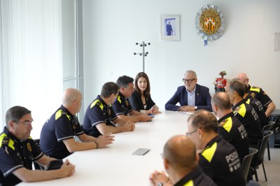 L’alcalde es reuneix amb els comandaments del cos de policia local per escoltar les seves necessitats i propostes.