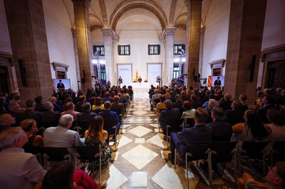 L'alcalde de Lleida, Fèlix Larrosa, ha assistit aquest matí a l’acte de presa de possessió del nou president de la Generalitat, Salvador Illa.