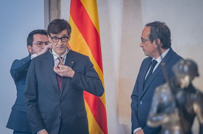 L’acte de presa de possessió s’ha iniciat amb la lectura del decret de nomenament per part del president del Parlament i tot seguit, Salvador Illa ha….
