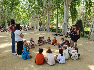 Un dels grups d'Estiu de Joc durant la gimcana organitzada pels premonitors i premonitores de lleure.