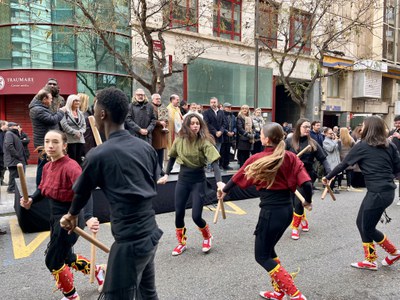 La Colla Bastonera del Pla de l'Aigua ha acompanyat la desfilada fins a la Creu dels Tres Tombs.