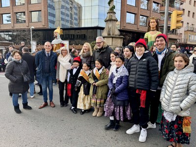 L'alcalde, Fèlix Larrosa, i la tinenta d'alcalde, Begoña Iglesias, amb els hereus i pubilles que han participat a la desfilada.