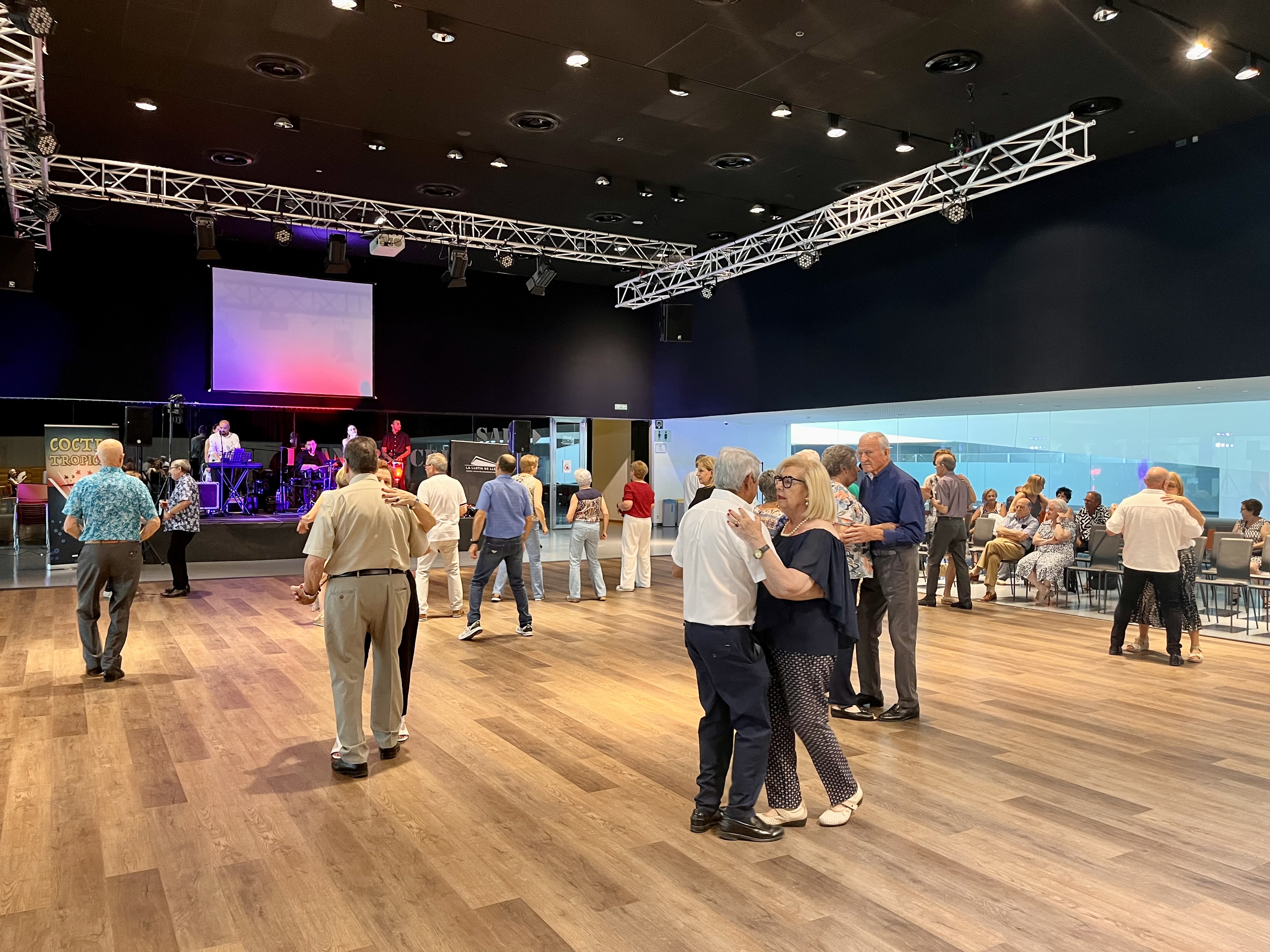 Gent gran a l'última sessió de ball, a la Llotja