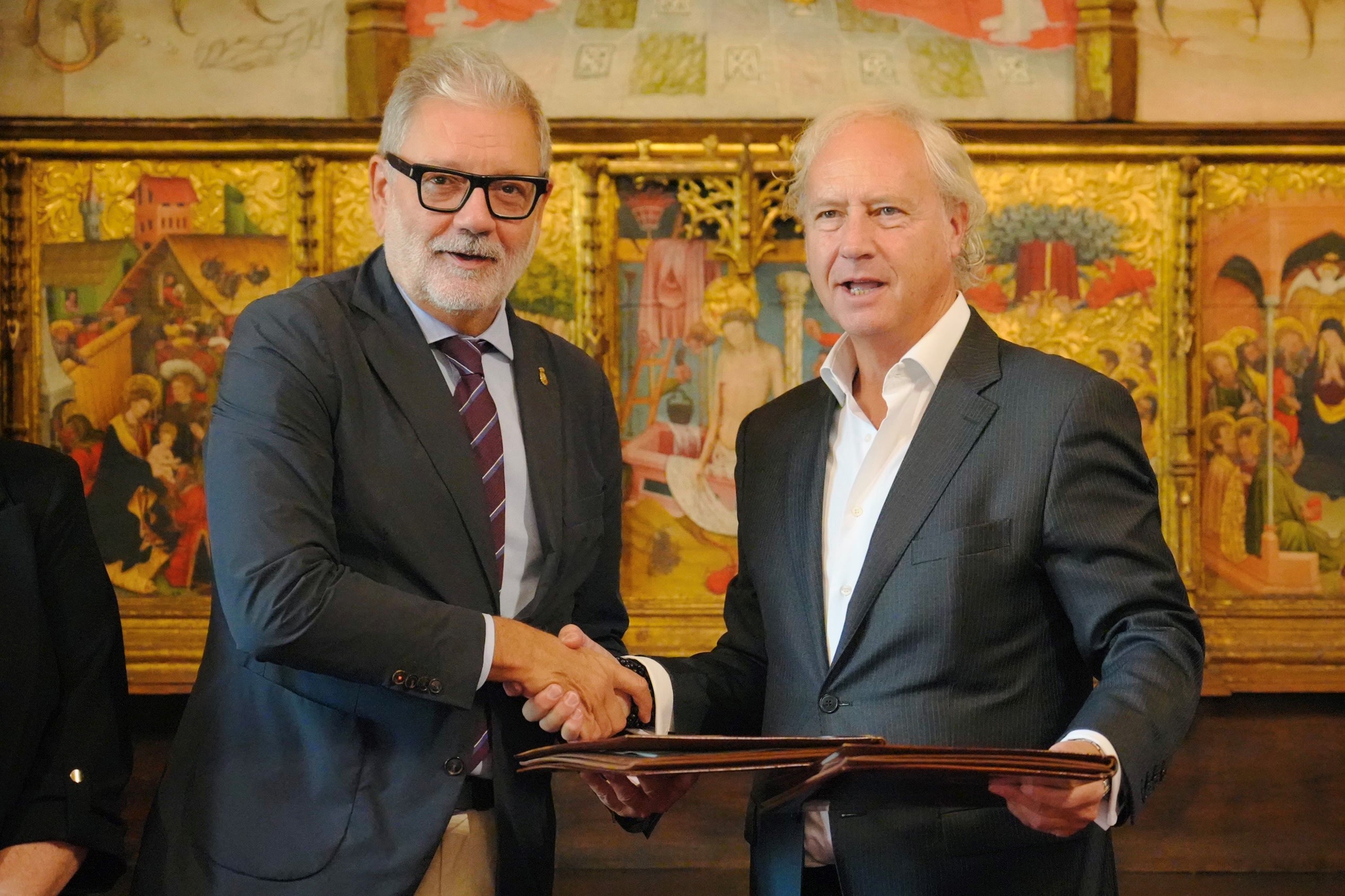 L’alcalde de Lleida i president del Patronat de la Fundació Fira de Lleida, Fèlix Larrosa, juntament amb el director d'institucions a la Direcció Territorial Catalunya de CaixaBank, Joaquim Macià, han presidit la signatura del conveni