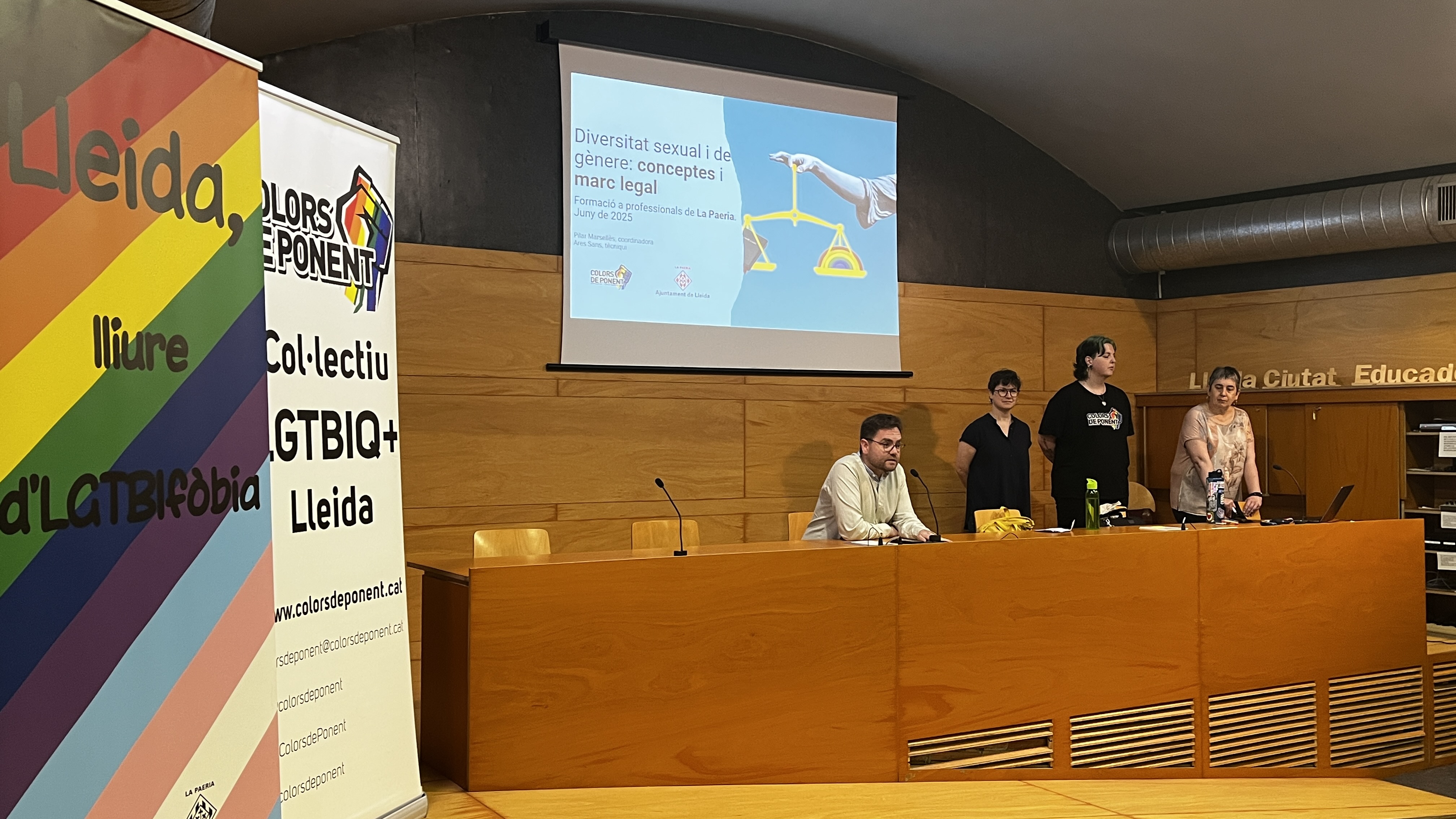 El regidor d'Igualtat, Robert Pino, en una de les sessions de la formació que fa l'Associació Colors de Ponent