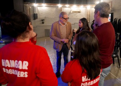 L'alcalde Larrosa ha conversat amb membres de l'entitat Hangar Magraners en la presentació del Fum Fum Fum 2023..