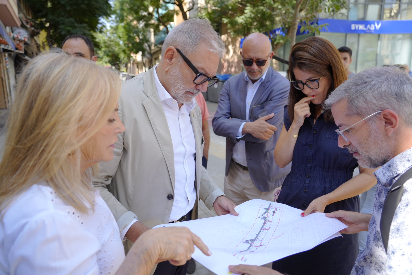 Durant la visita, s'han explicat els plànols de l'obra.