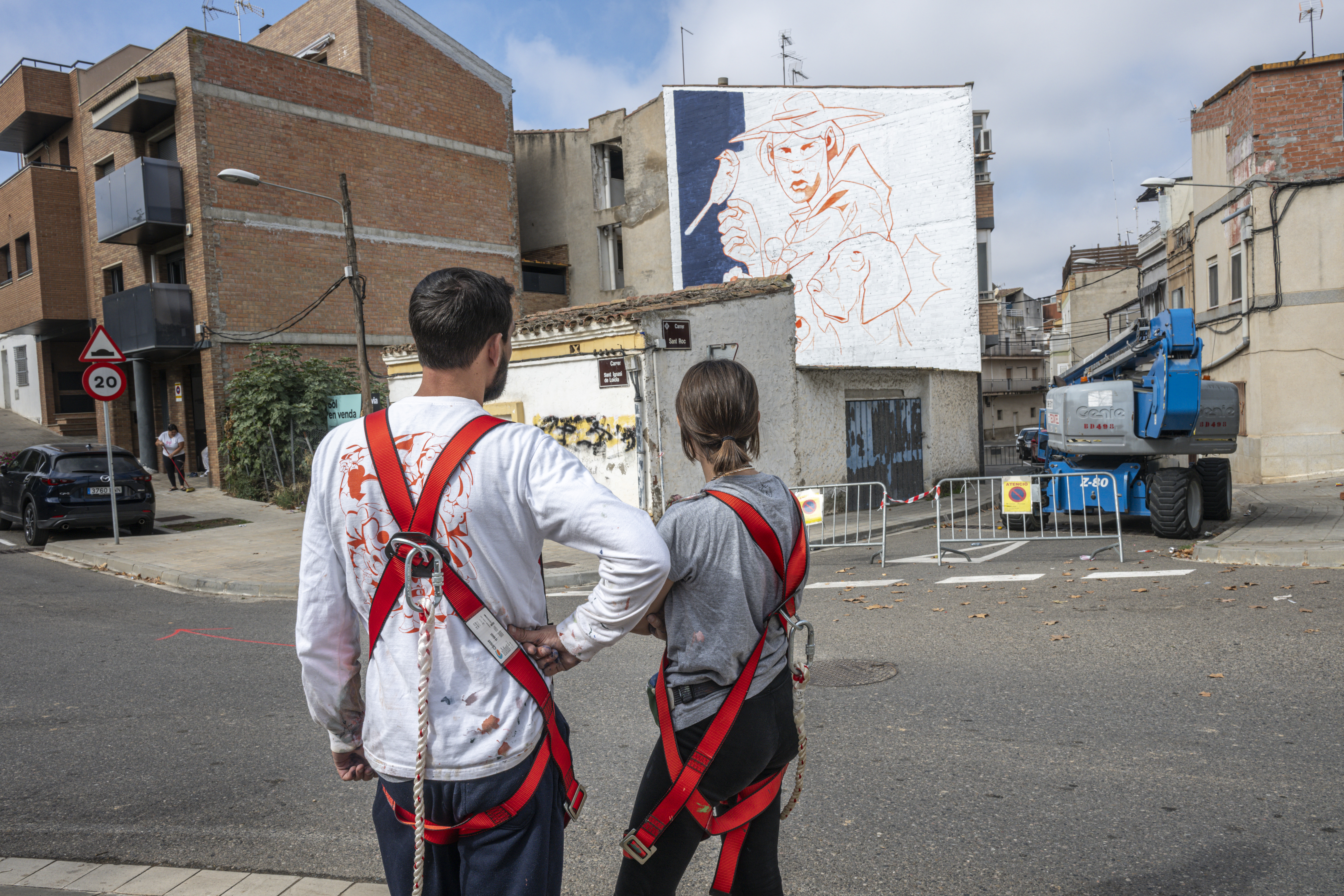 Twee Muizen mirant com els està quedant el mural al carrer Sant Roc/Vila-Rodona