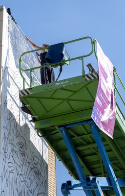 Kamma Marlo pintant un mural en la segona edició de GAMMA.
