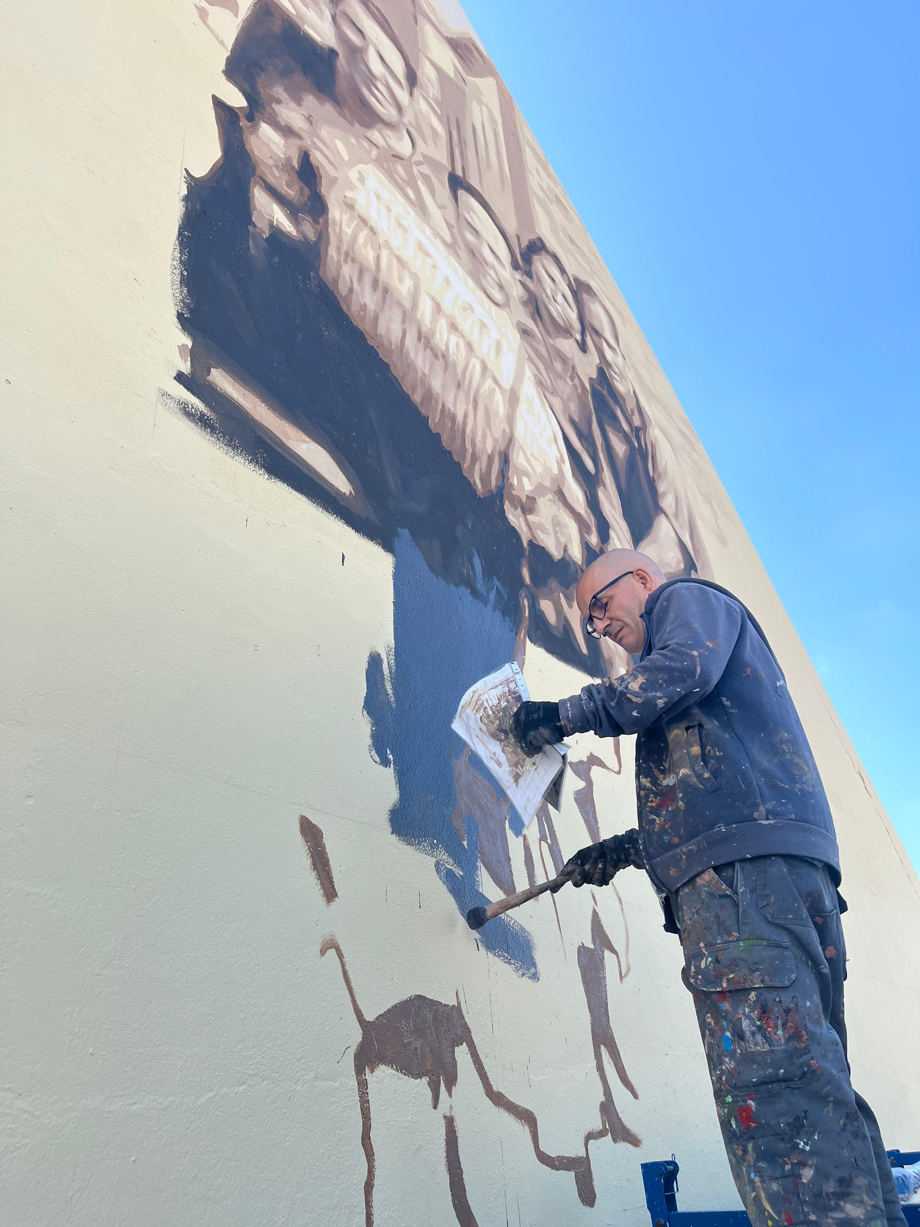 Roc Blackblock pintant el mural de l'Hangar dels Mangraners