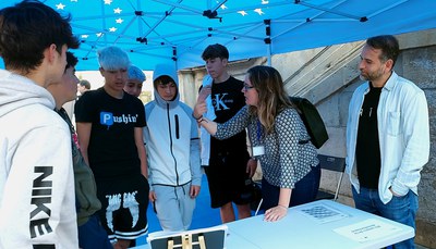 El regidor Xavi Blanco s'ha interessat per les diferents proves de la gimcana per a joves, perquè aprenguin a identificar notícies fases, organitzada….