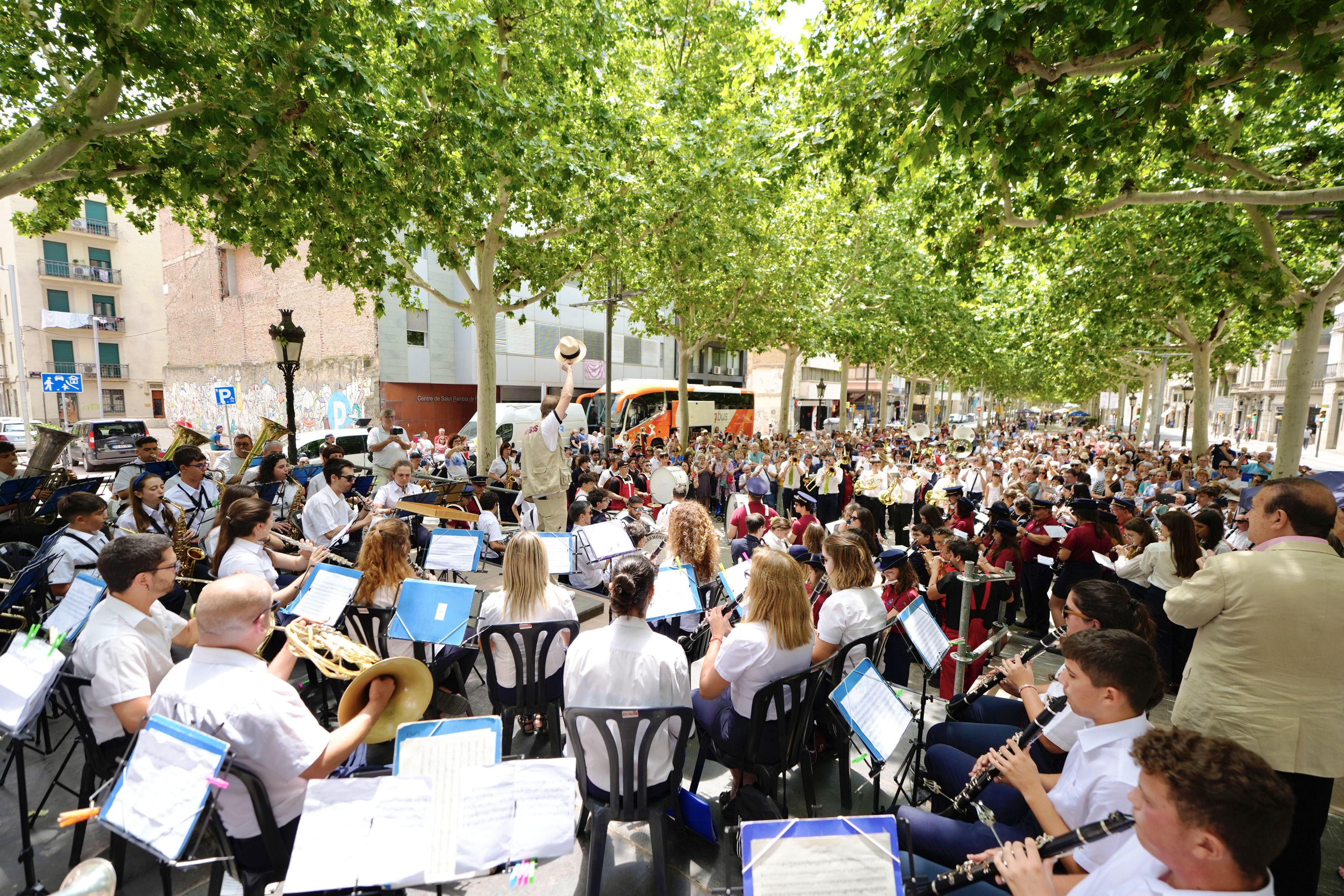 Músics i públic en una de les actuacions de la cloenda