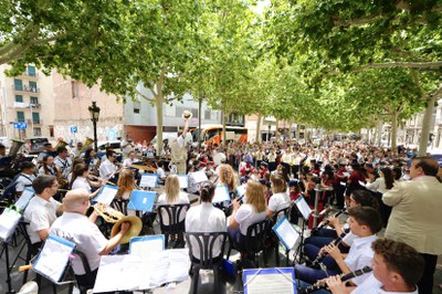 Músics i públic en una de les actuacions de la cloenda.