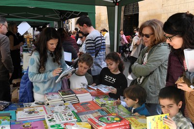 Parades del mercat del Lletra Petita, on trobar les properes lectures per endur-se a casa..