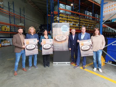 El tinent d'alcalde, Carlos Enjuanes, el president del Banc dels Aliments de les Comarques de Lleida, Anoni Fo, la directora del Banc d'Aliments a Lleida, Teresa Farré, la delegada del Govern a Lleida, Núria Gil, el president de la Diputació de Lleida, Joan Talarn, i el president del Consell Comarcal del Segrià, David Masot, a la presentació del Gran Recapte 2024 de Lleida.