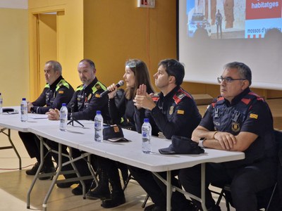 La tinenta d'alcaldia Cristina Moron amb els equips de Guàrdia Urbana i Mossos especialitzats en seguretat ciutadana.