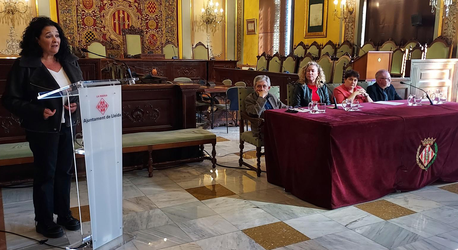 Aquest divendres al migdia, s'han donat a conèixer les guanyadores del 40è Premi d’assaig Josep Vallverdú i del 28è Premi de poesia Màrius Torres. A la foto,  Helena Guash, premiada amb el d'assaig.