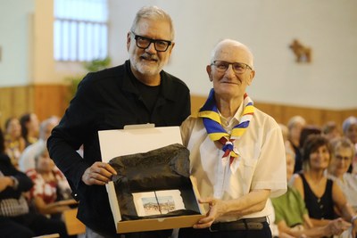 L'alcalde Larrosa li ha lliurat una placa de reconeixement, en nom de la ciutat..