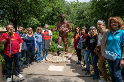 Homenatge als collistes difunts amb l’ofrena floral a l’estàtua de Manolo Calpe.