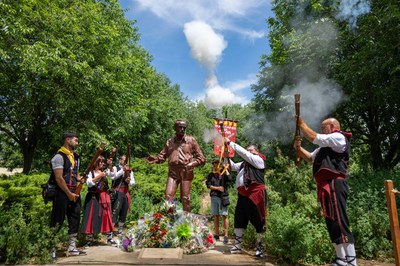 Després de l'ofrena floral ha tingut lloc la cercavila pel recinte amb la xaranga Desmadrats i els Trabucaires del Trons.