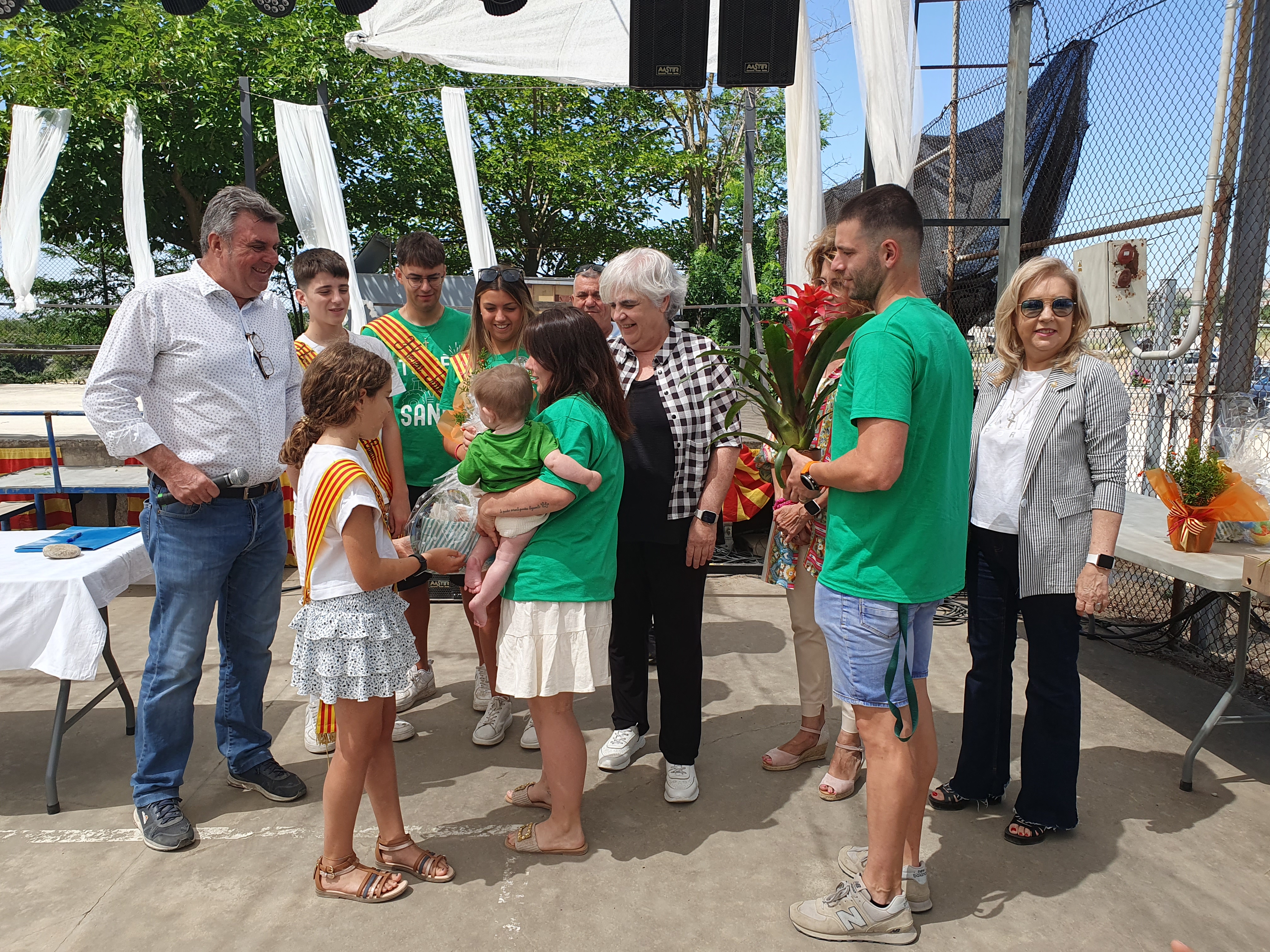 Els pares del Martí Oms recullen el premi de la mà d'Abril Lupón, pubilla infantil