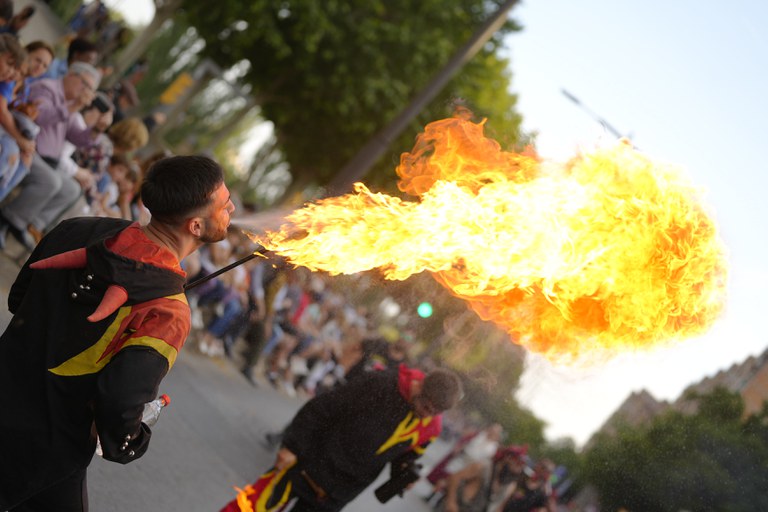 L'espectacle de foc dels dimonis de Lleida ha acompanyat les comparses de Moros i Cristians