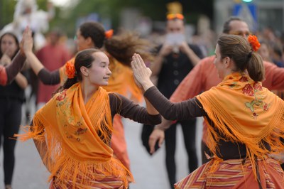 Els balls tradicionals també han acompanyat la desfilada de Moros i Cristians