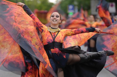 La desfilada de lluïment de les comparses de Moros i Cristians ha omplert de colors i vestits de gala els carrers de Lleida