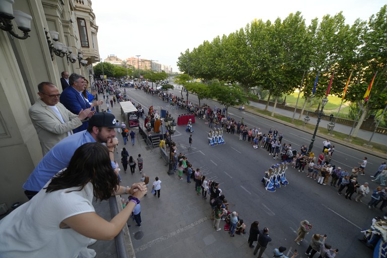 La corporació municipal ha seguit la desfilada des del balcó del Palau de la Paeria