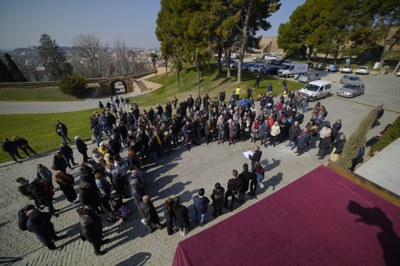 L'acte d'inauguració del monument memorial va aplegar representants de diverses entitats de memòria i de la ciutadania de Lleida.