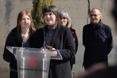 Les alumnes responsables del monument, Olga Kurylyshyn i Sheila Salse, de l'Escola Municipal de Belles Arts Leandre Cristòfol.